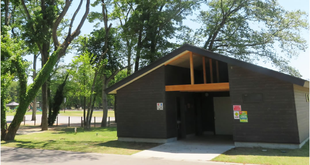 三王山ふれあい公園【キャンプ】サニタリー棟（トイレ・洗面施設）